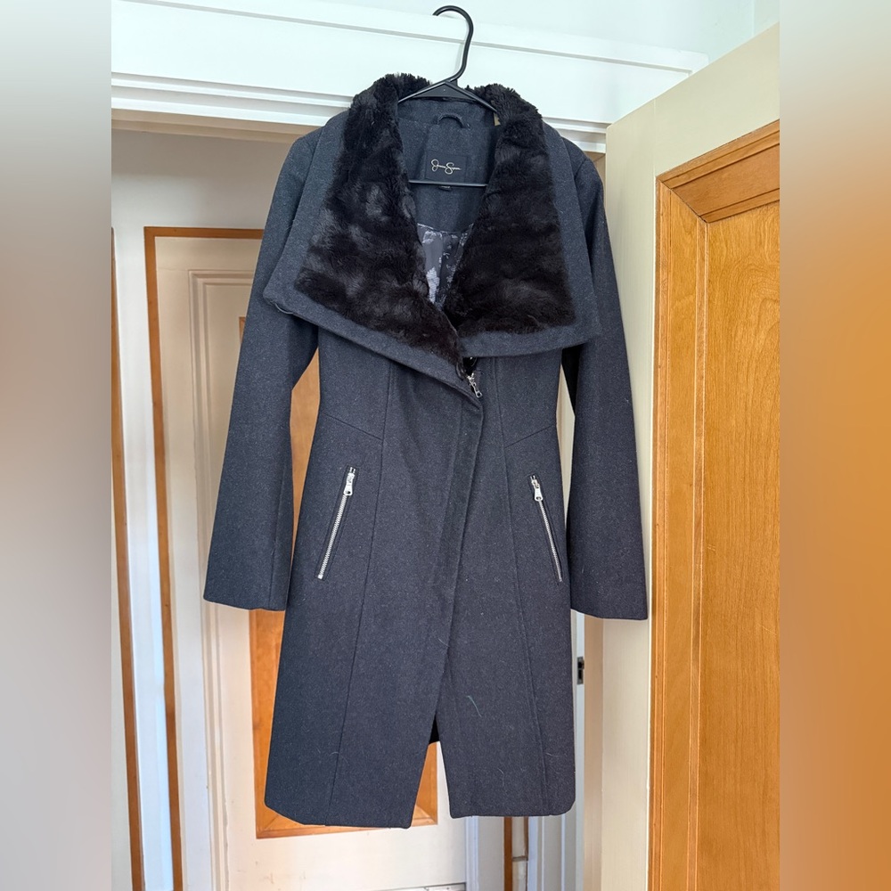 Stylish Black Coat with Faux Fur Collar